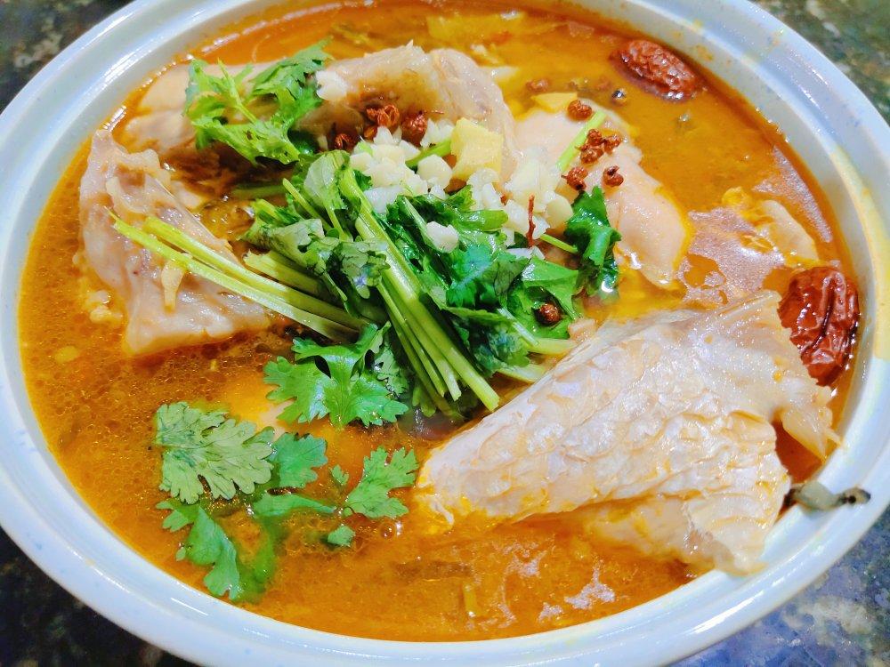 厨师长教你：川菜“酸菜水煮鱼”的家常做法，鱼片滑嫩，麻辣鲜香