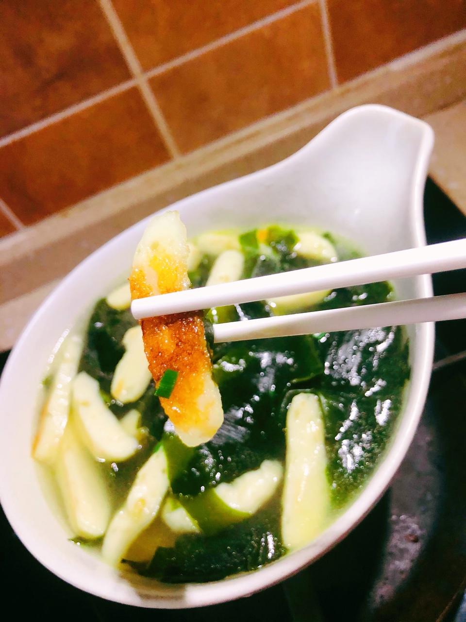 墨鱼饼裙带菜汤的做法