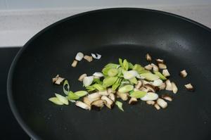 青蒜香菇炒饭『一人食快手早餐』的做法 步骤3