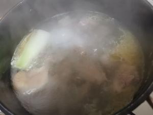 土鸡汤（老母鸡汤）蘑菇鸡汤的做法 步骤2