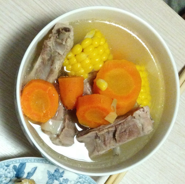 胡萝卜玉米排骨汤