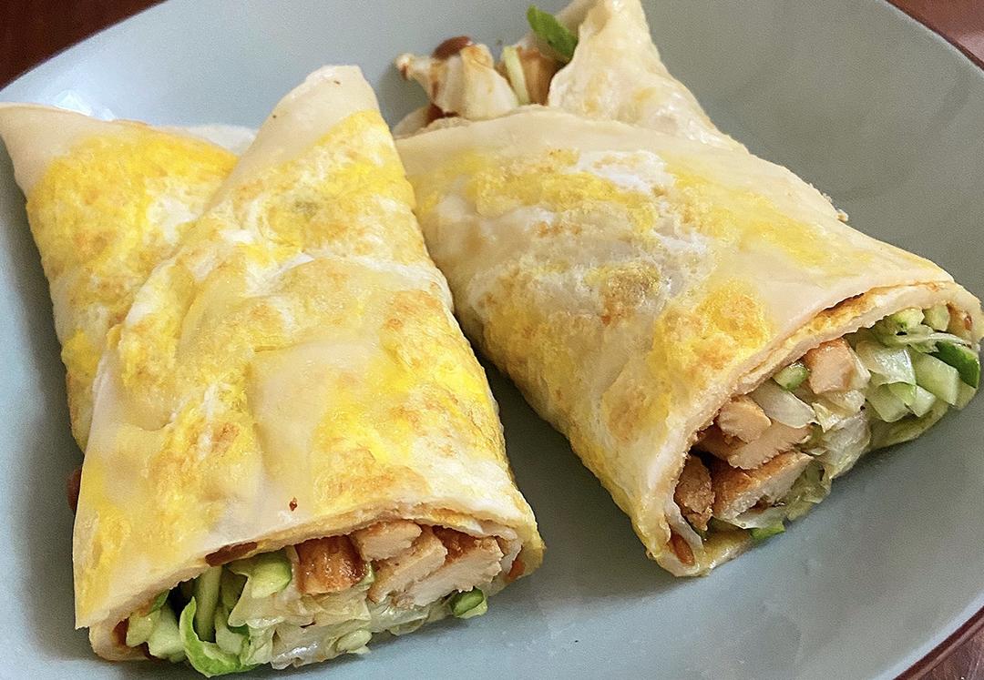 快手早餐蛋饼卷菜（懒人面饼）的做法