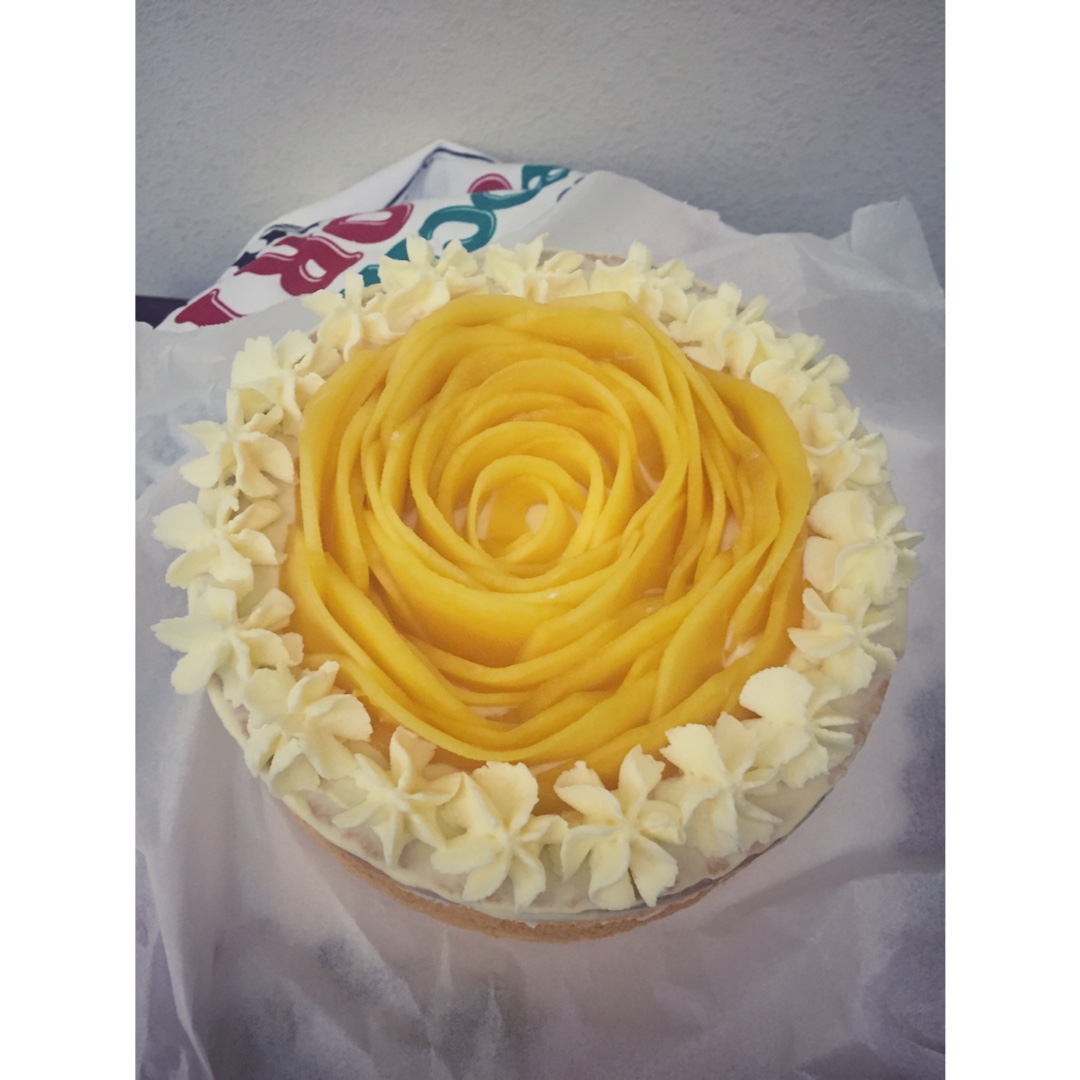 芒果花装饰慕斯蛋糕