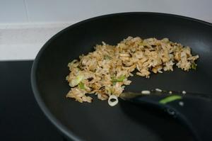 青蒜香菇炒饭『一人食快手早餐』的做法 步骤5