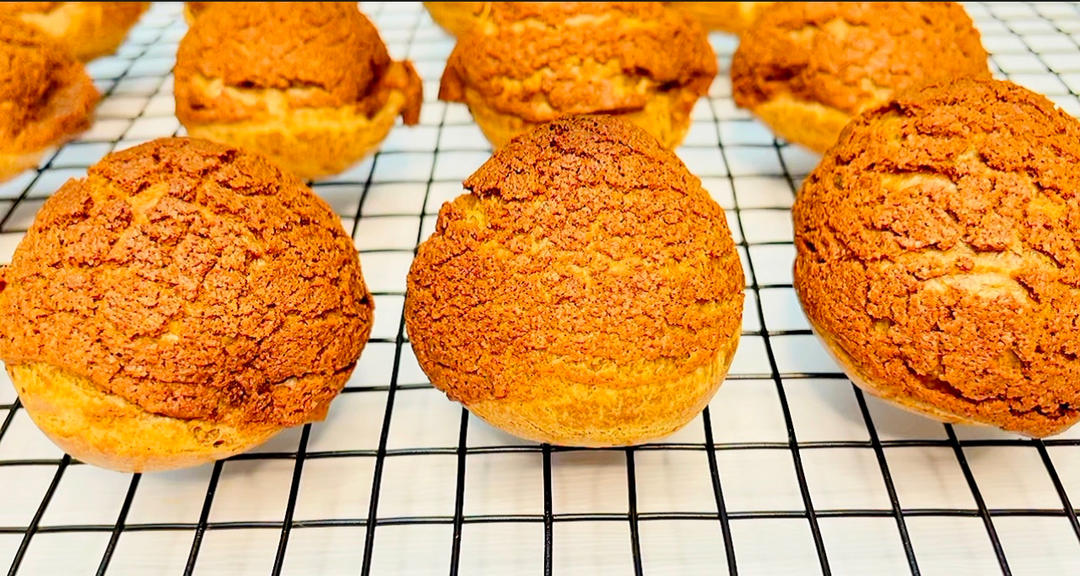 个个空心的巧克力泡芙