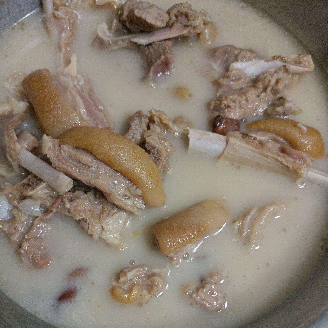 厨师长教你：“羊肉汤”的家常做法，天气冷了喝一口全身都暖暖的