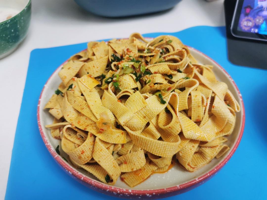 比辣条好吃百倍香辣孜然豆皮