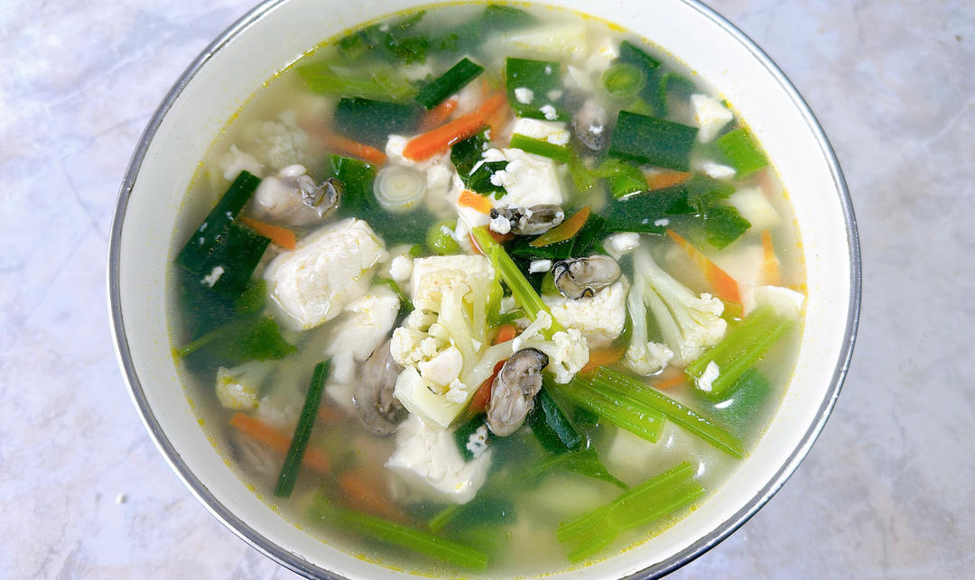 教你轻松做出一种口感超棒的蔬菜海蛎豆腐汤