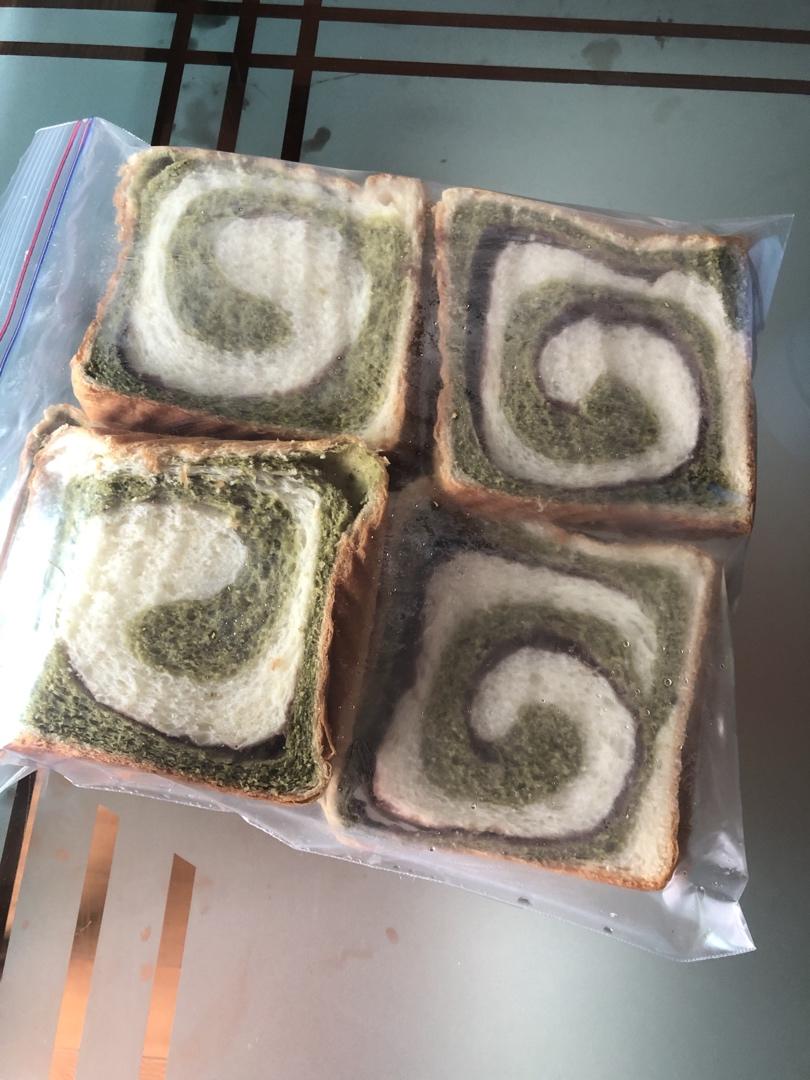 一次发酵的抹茶蜜豆双色吐司