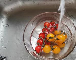零厨艺蜂蜜紫苏拌小番茄的做法 步骤2