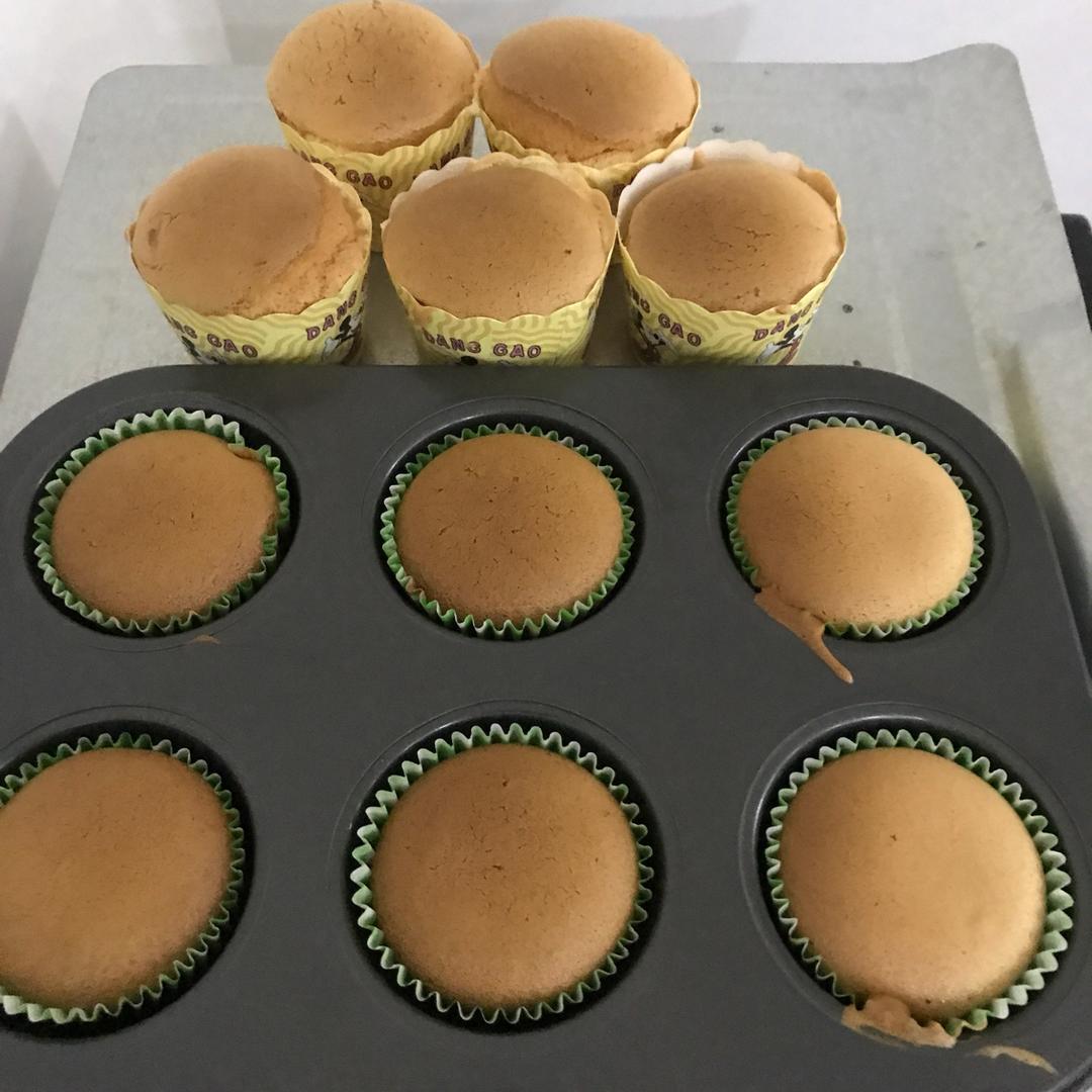 戚风杯子蛋糕^_^不开裂不回缩喔～