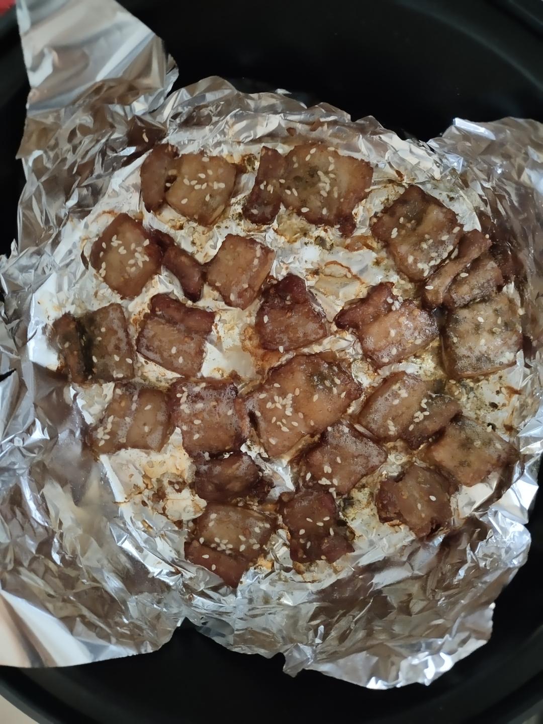 好吃到舔手指‼️秘制蒜香孜然烤五花肉～