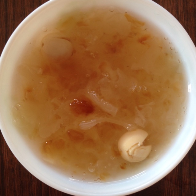 桃胶银耳莲子汤