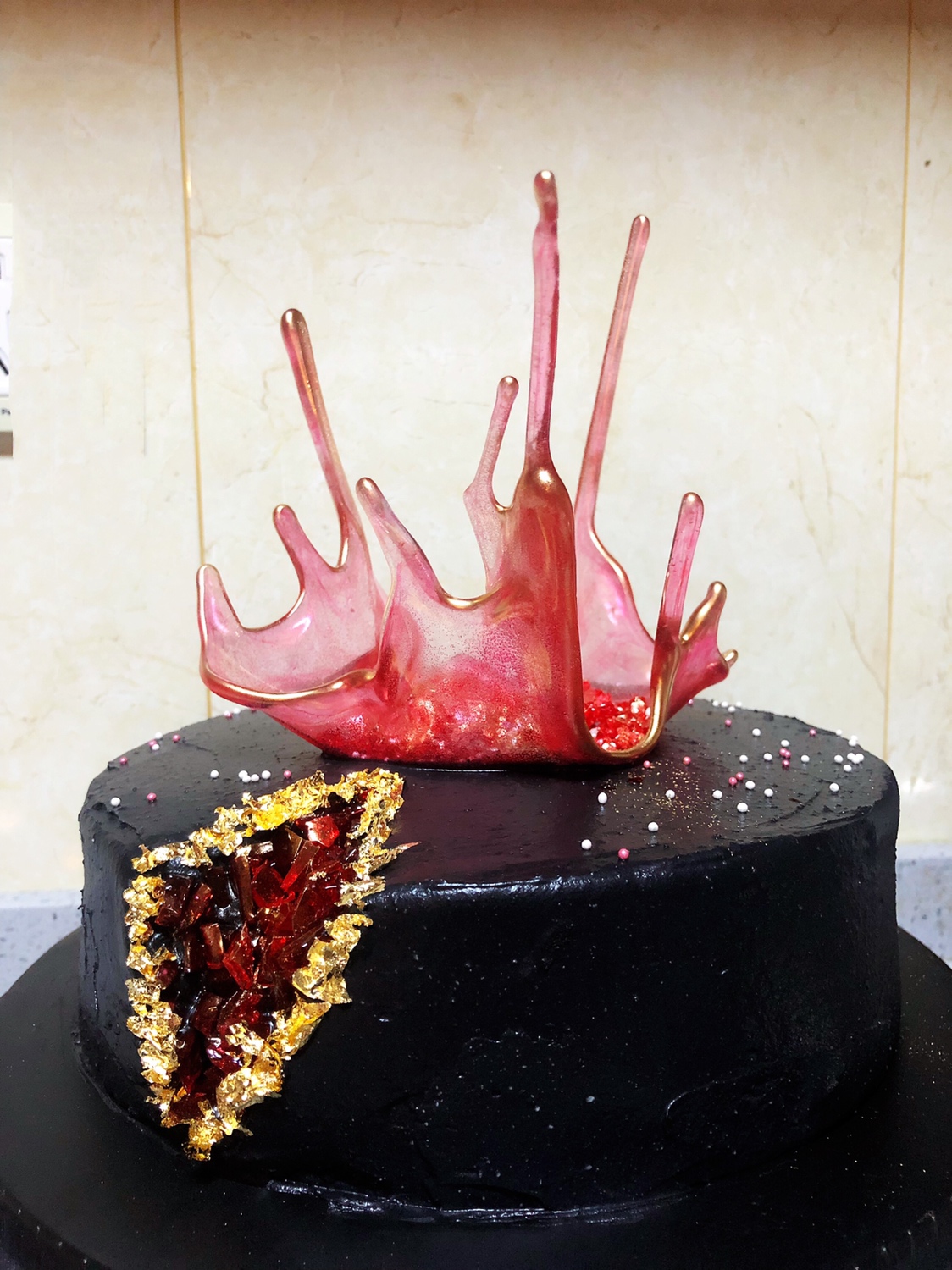 红与黑的碰撞：金箔晶洞蛋糕的做法