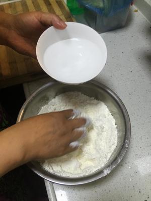 西安饺子皮的做法 步骤2