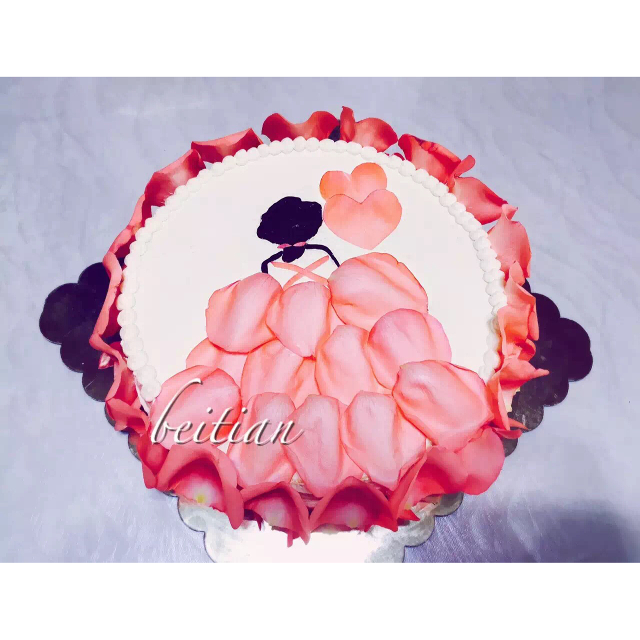 玫瑰花瓣生日蛋糕