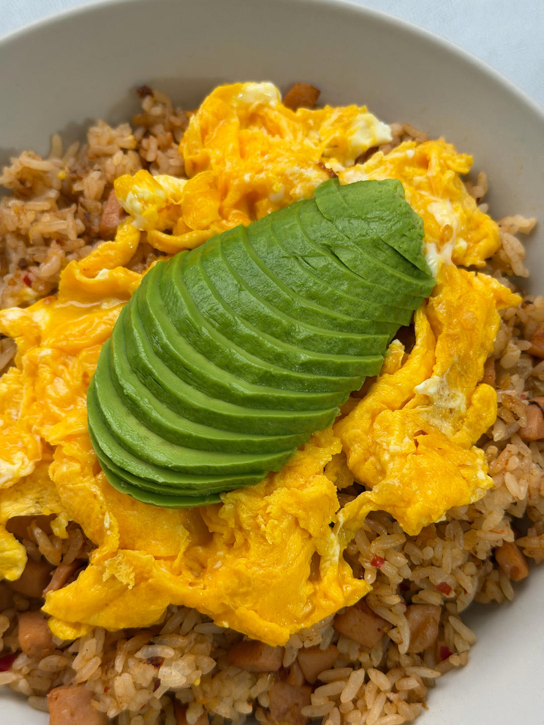 减脂期也能放心吃的牛油果滑蛋泡菜炒饭