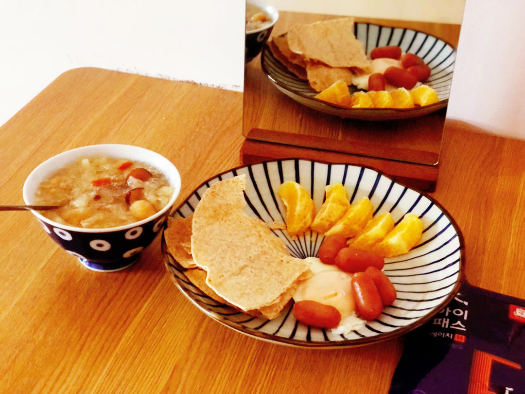 餐桌边的早餐