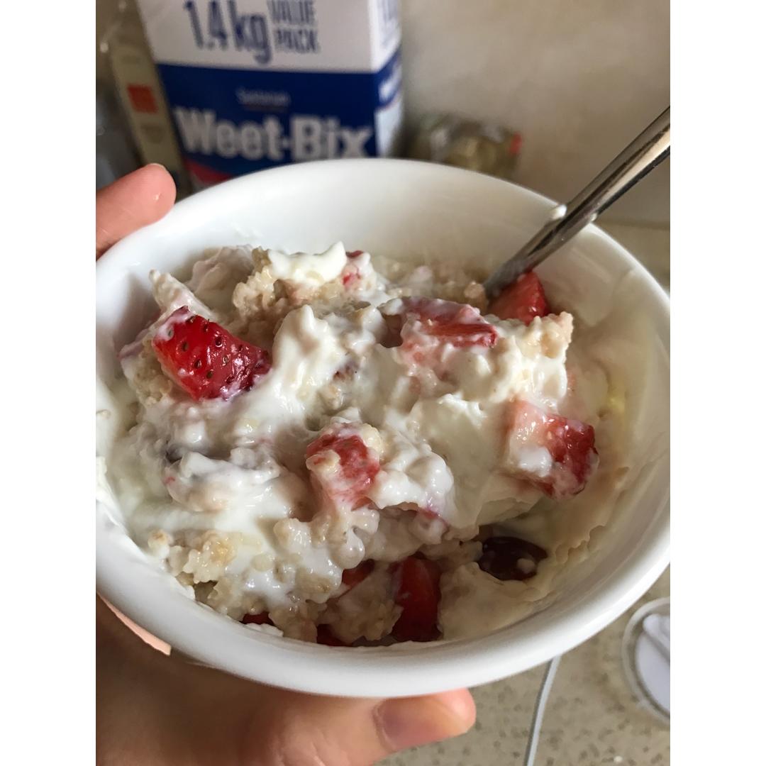 水果麦片酸奶