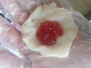 草莓椰香糯米糍的做法 步骤5