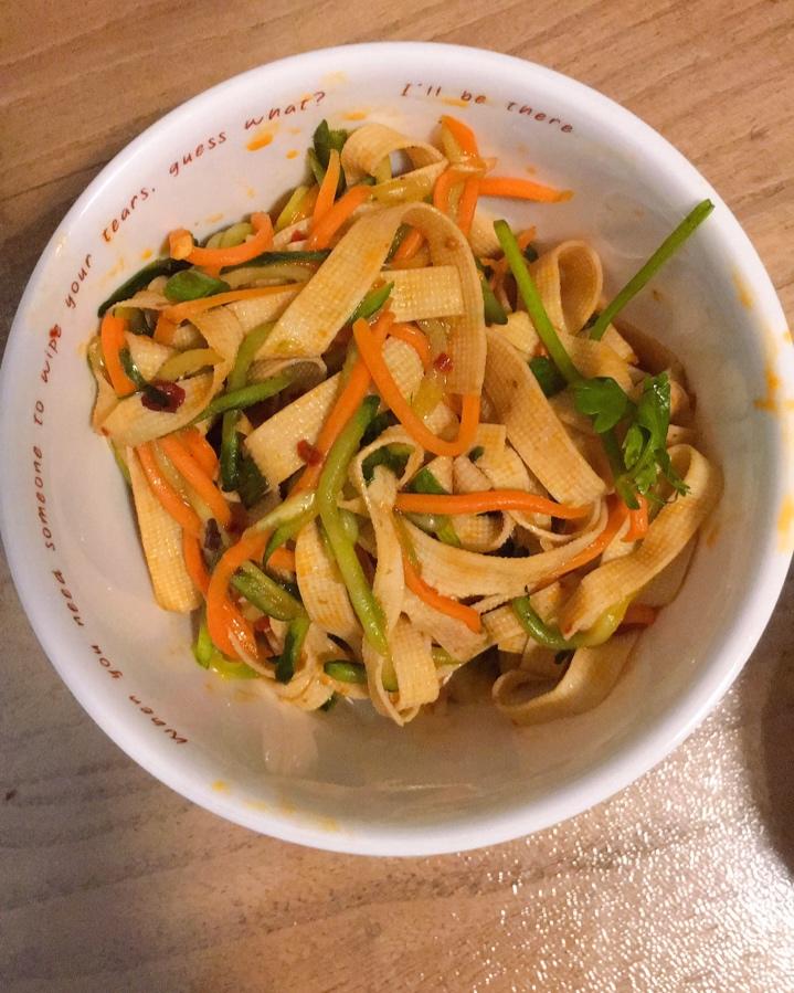 超快手的凉拌千张黄瓜胡萝卜丝
