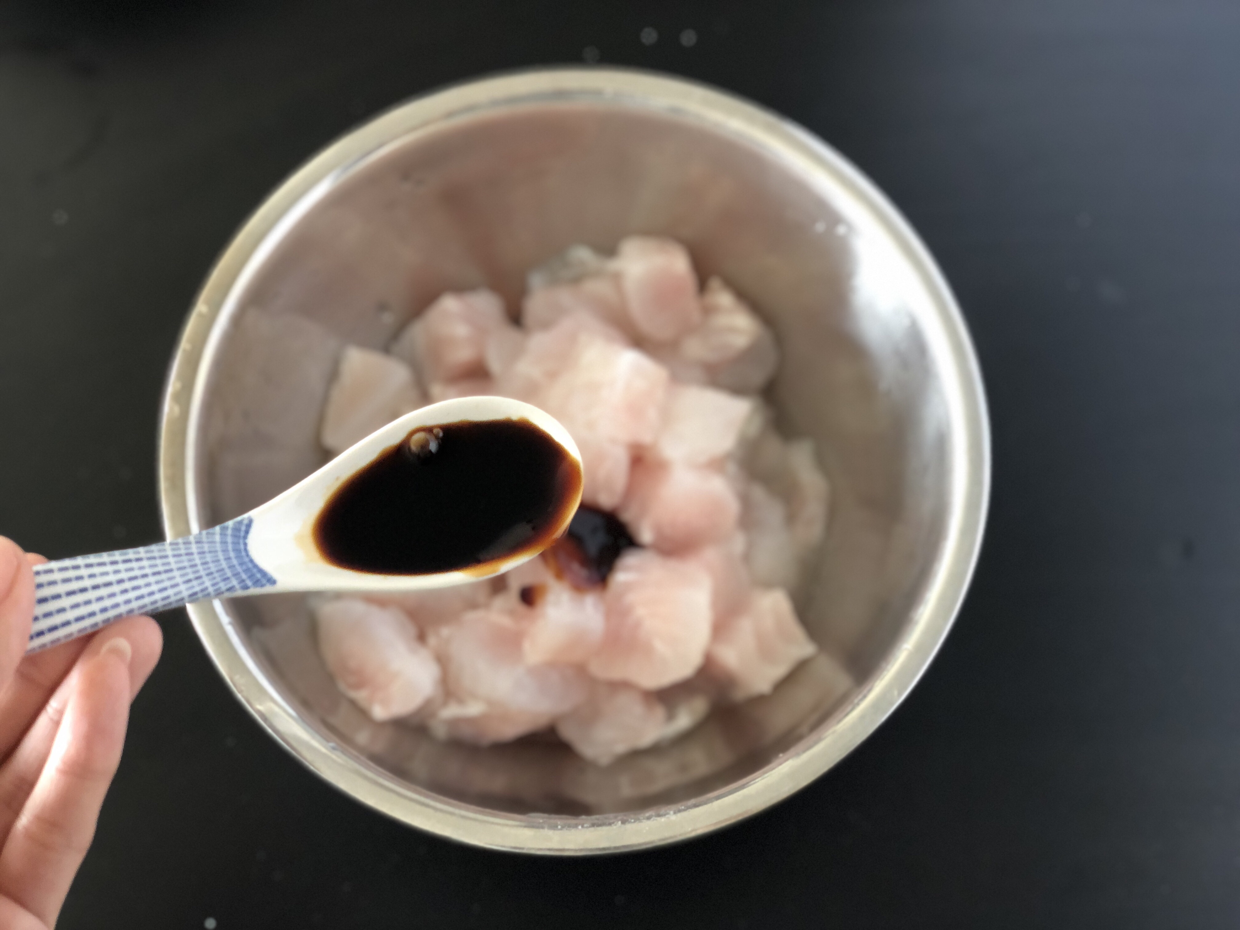 无水无油巴沙鱼，鲜嫩入味儿，适合宝宝吃的快手蒸菜的做法 步骤1