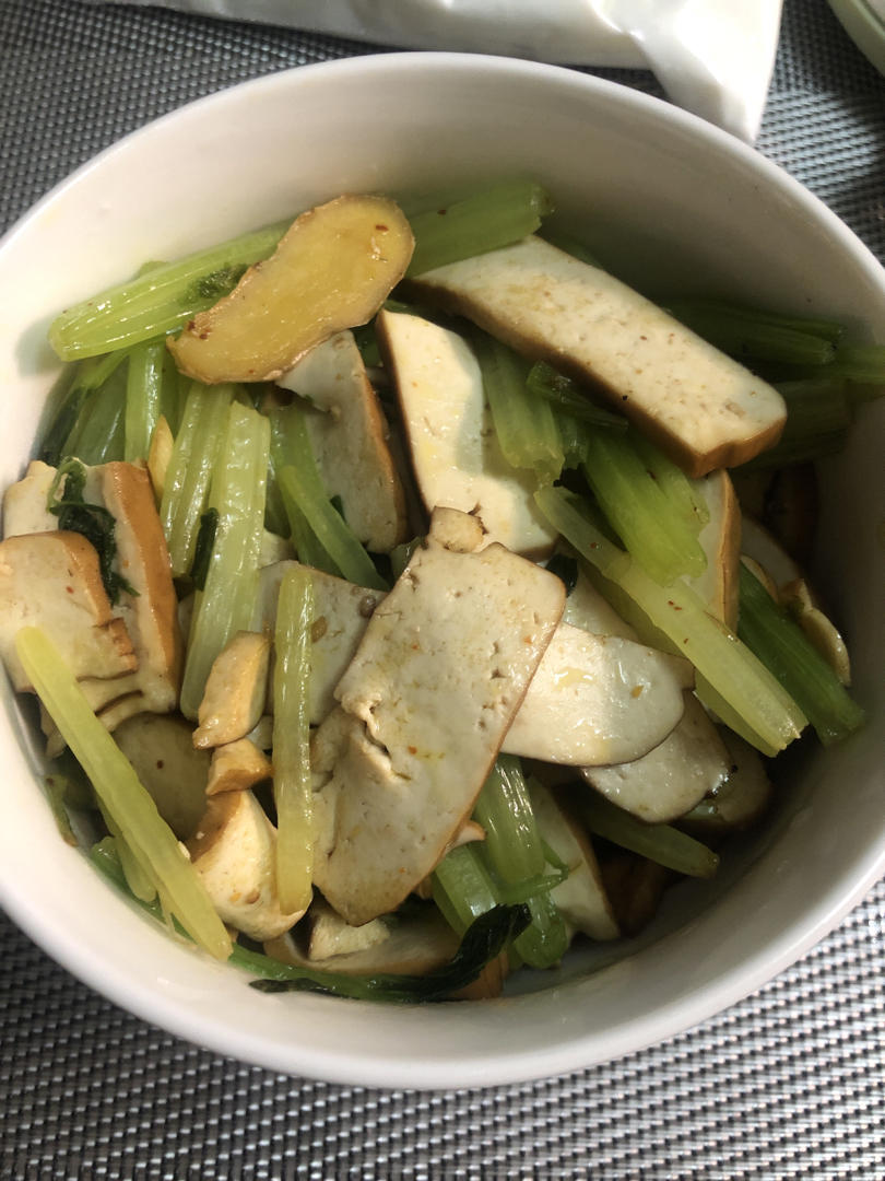 午餐晚餐简单快手下饭菜芹菜炒香干