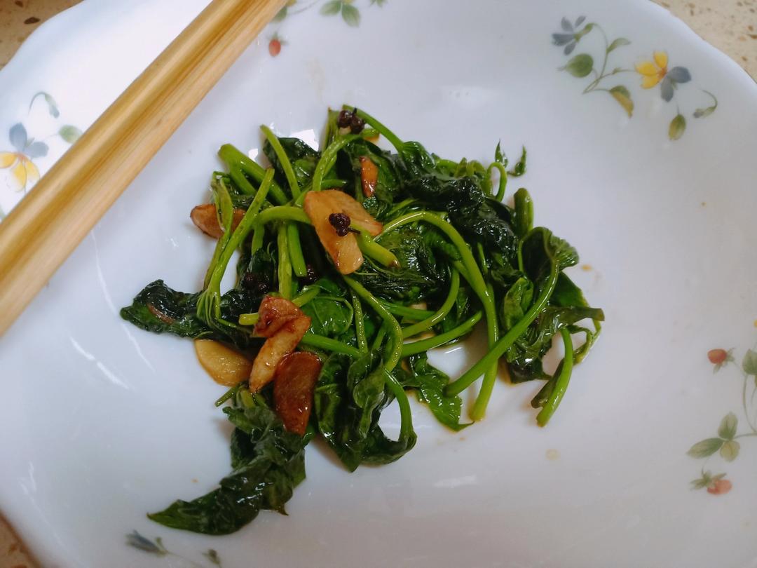 简单好吃的炝炒红苕尖