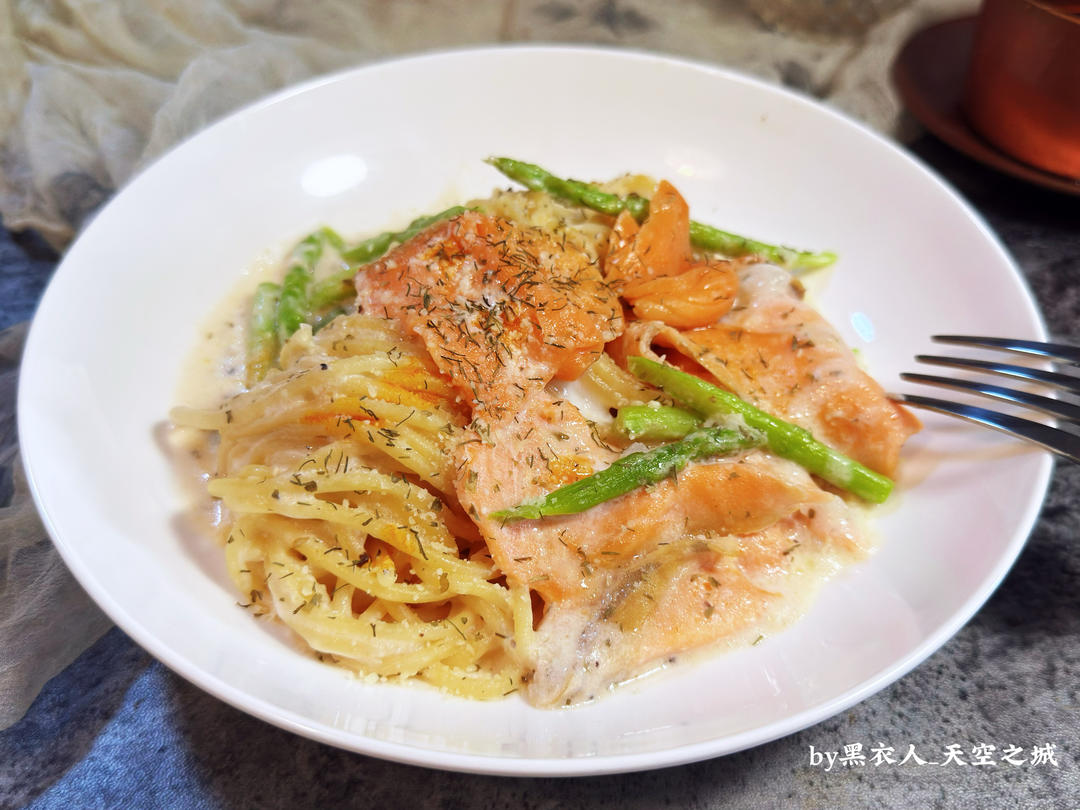 三文鱼芦笋奶油意面（低卡一锅出版）的做法