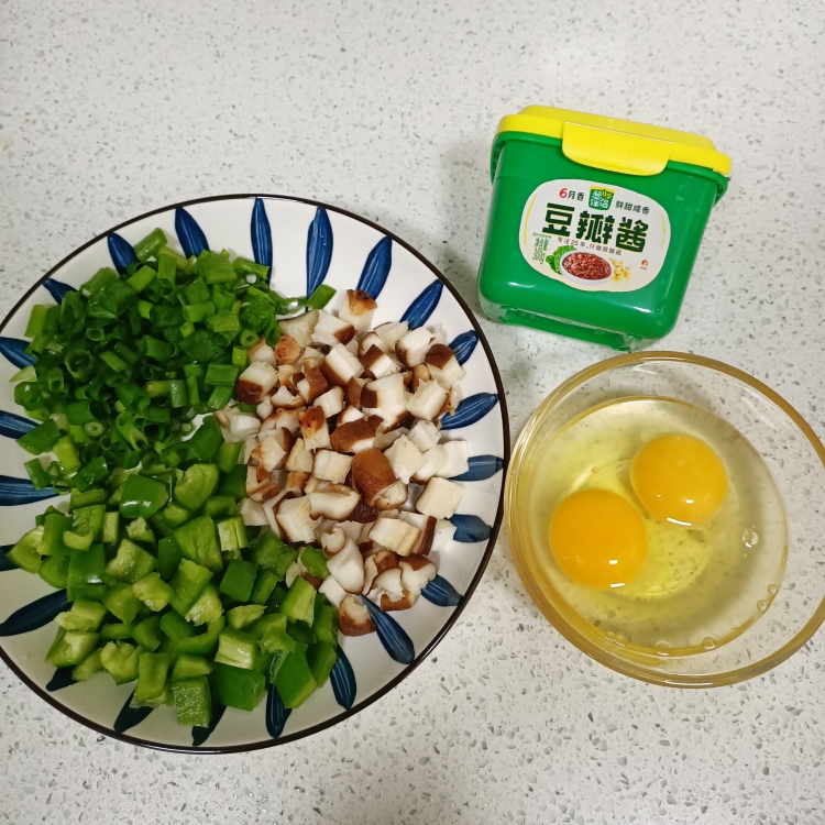 超简单的香菇鸡蛋酱的做法 步骤2