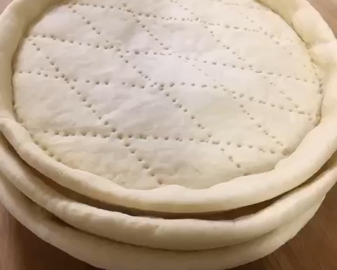 自制披萨饼皮（普通家用面粉版，无黄油可用玉米油代替）