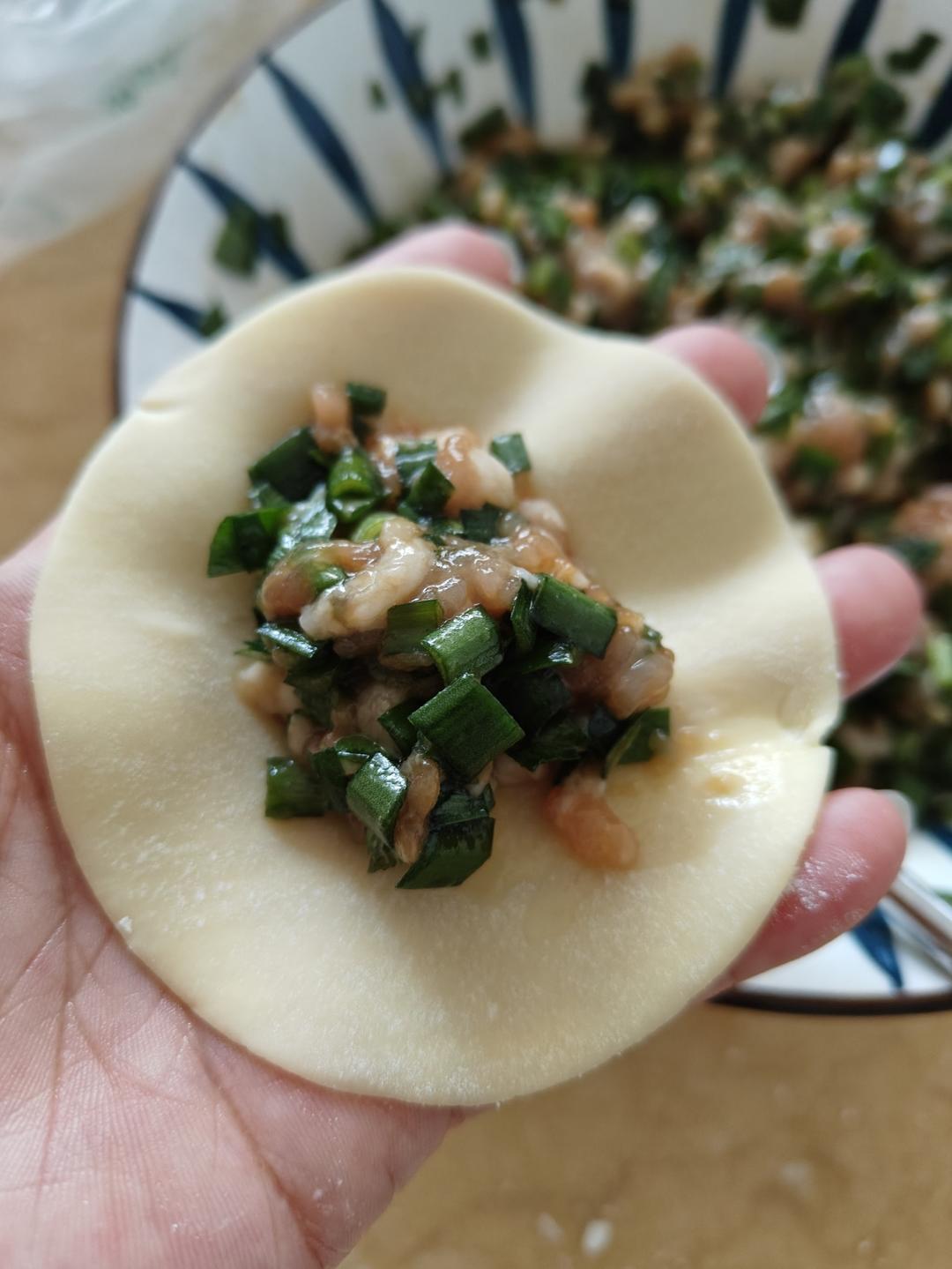 韭菜猪肉饺子(附擀皮和最简单的饺子包法)