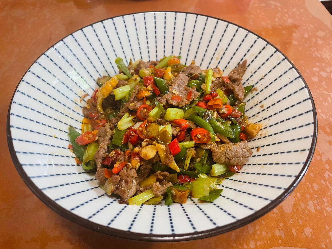 好吃到邻居敲门蹭饭的芹菜炒牛肉！