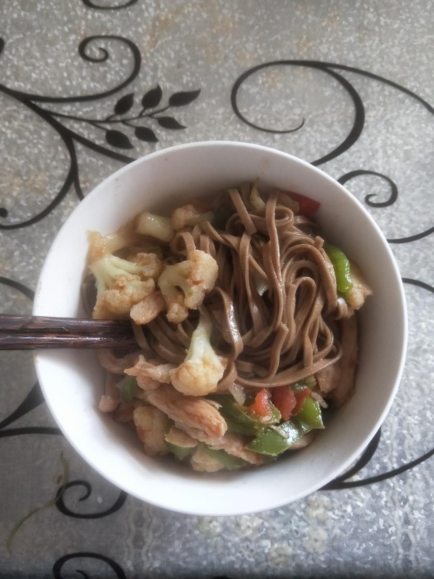 鸡胸肉+菜拌荞麦面（减脂版）的做法