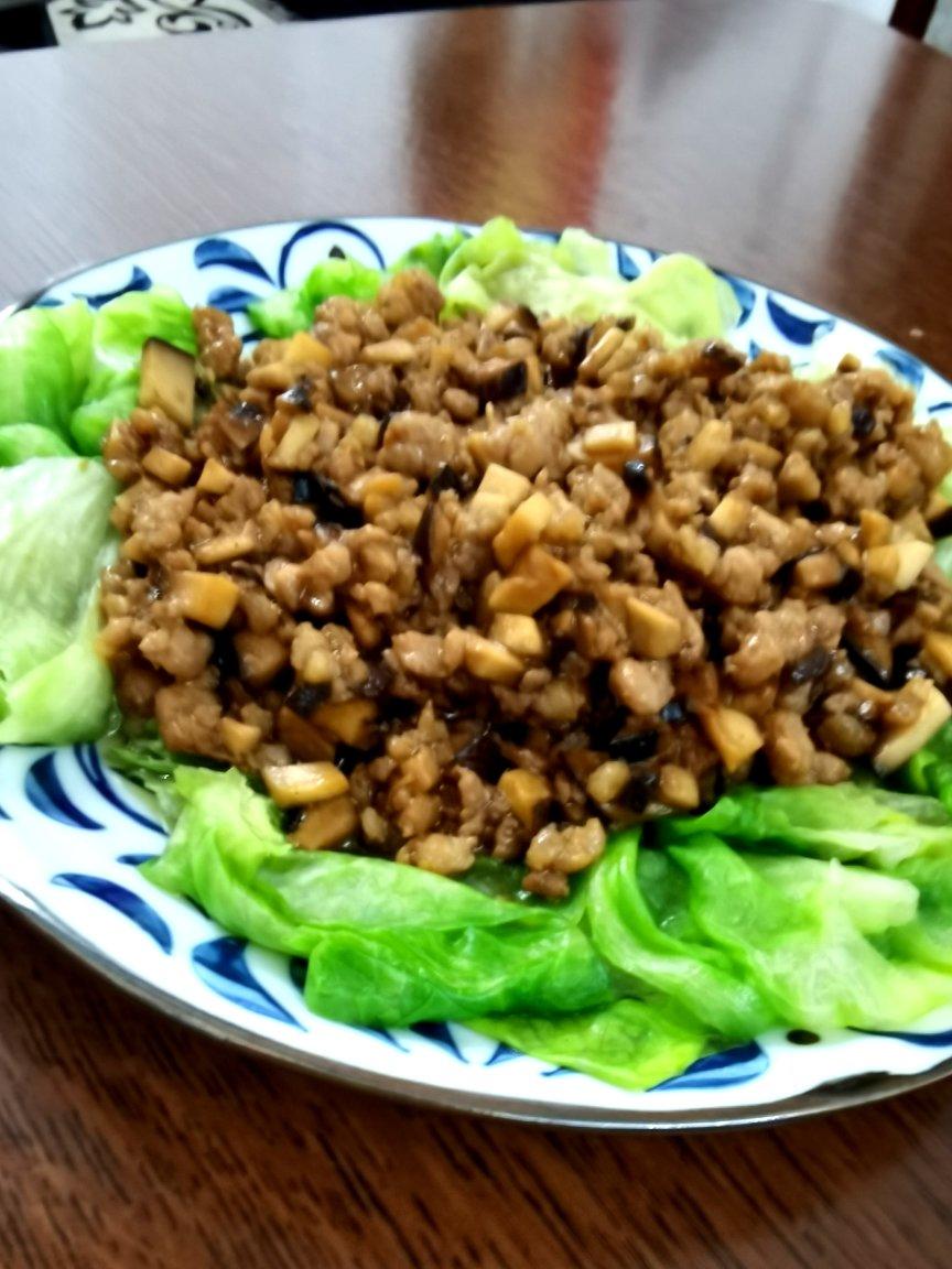 肉末杂蔬生菜包