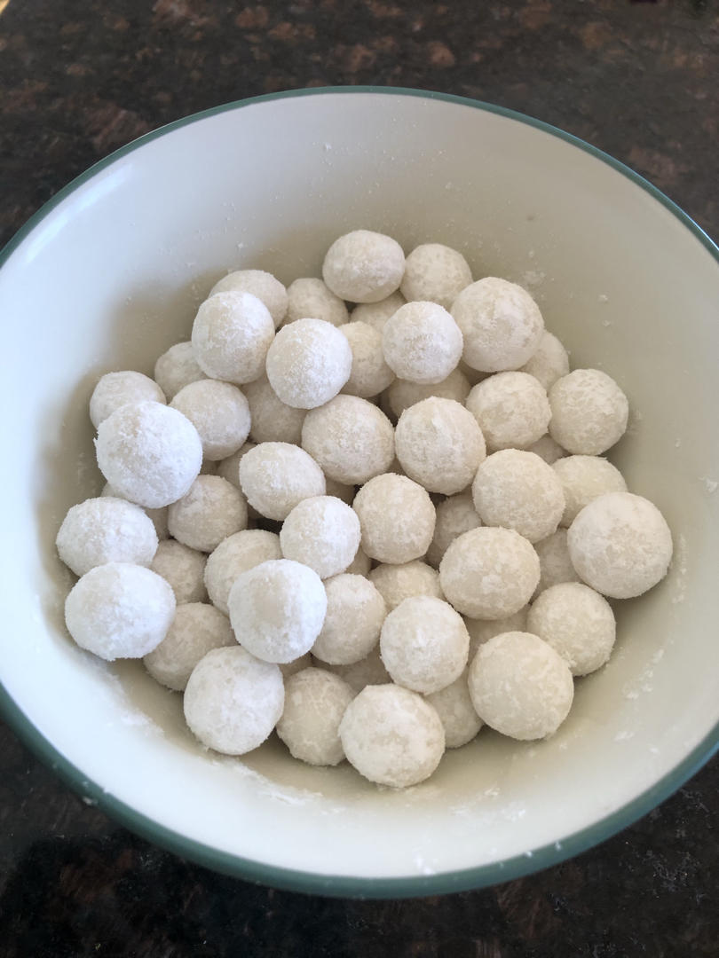 如何快速搓小汤圆且汤圆堆放在一起相互之间不粘连？