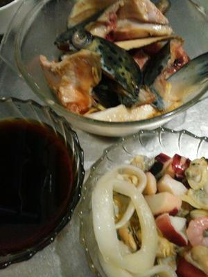 干锅三文鱼头小海鲜的做法 步骤3