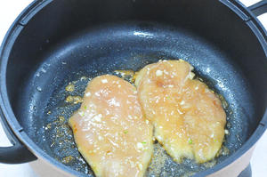 香蒜蜂蜜煎鸡扒的做法 步骤5