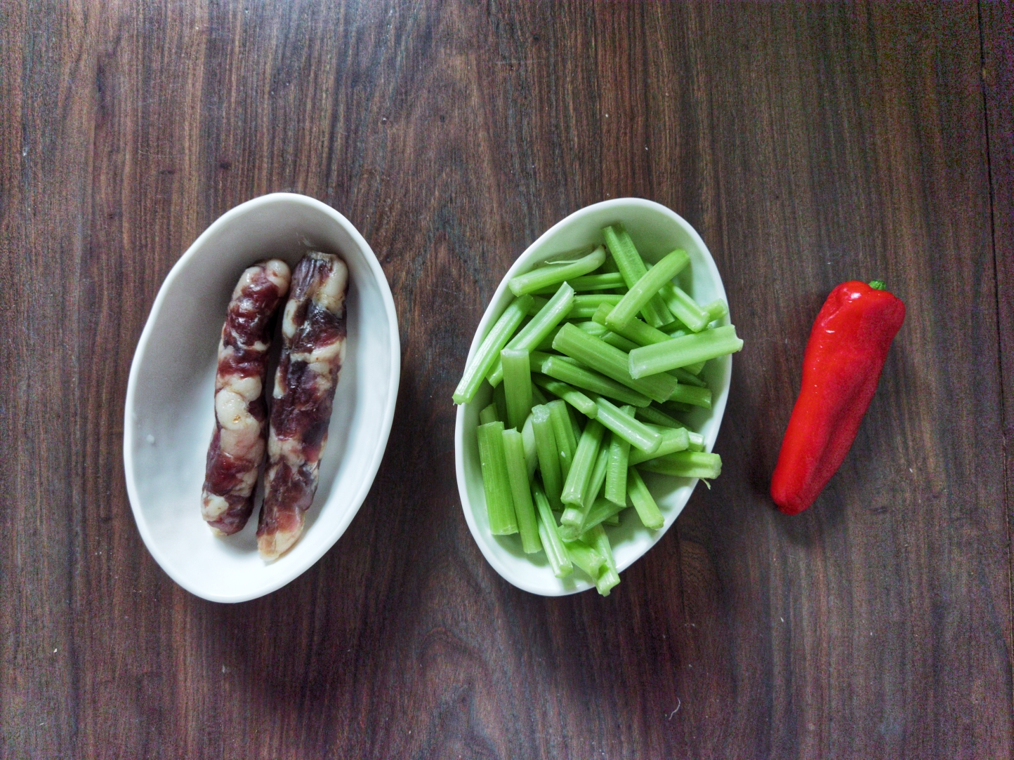 ㊙️腊味‼️腊肠炒芹菜‼️简单又好吃的做法 步骤1
