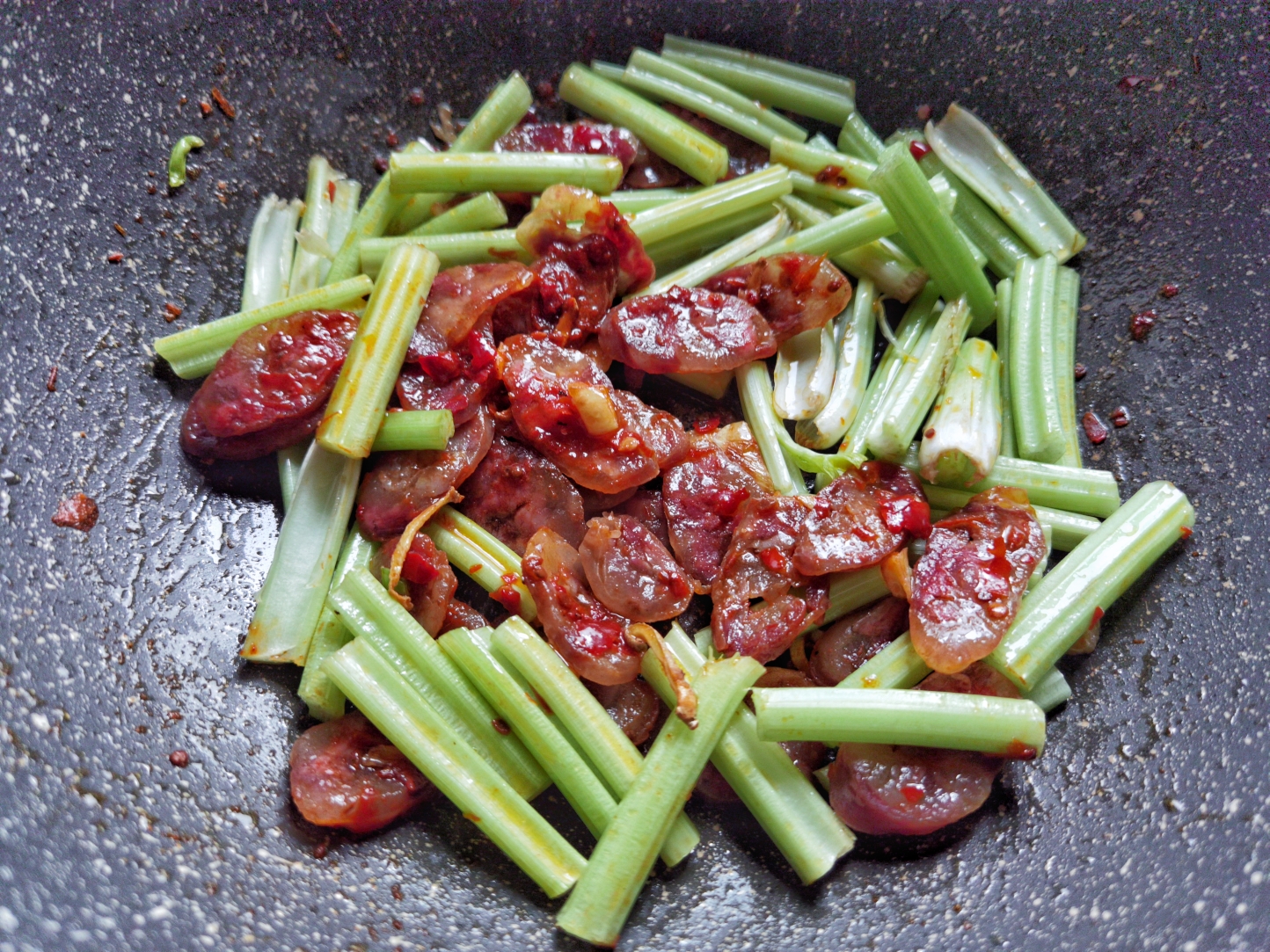 ㊙️腊味‼️腊肠炒芹菜‼️简单又好吃的做法 步骤5