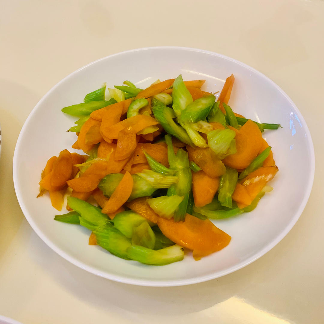 营养健康美味的——胡萝卜炒芹菜or芹菜炒胡萝卜🥕