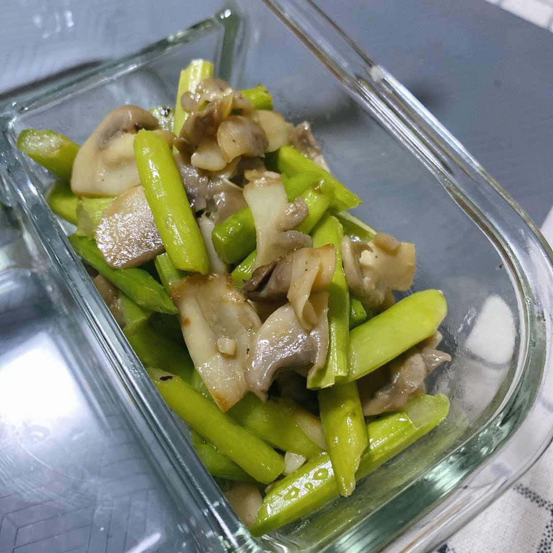 芦笋炒蘑菇