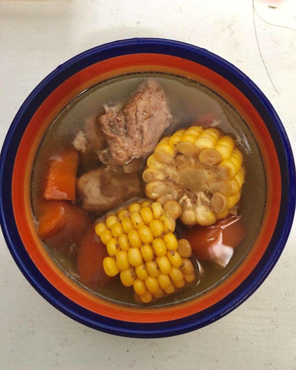 胡萝卜玉米排骨汤