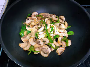 圆菇炒肉—普通而美味的的做法 步骤5