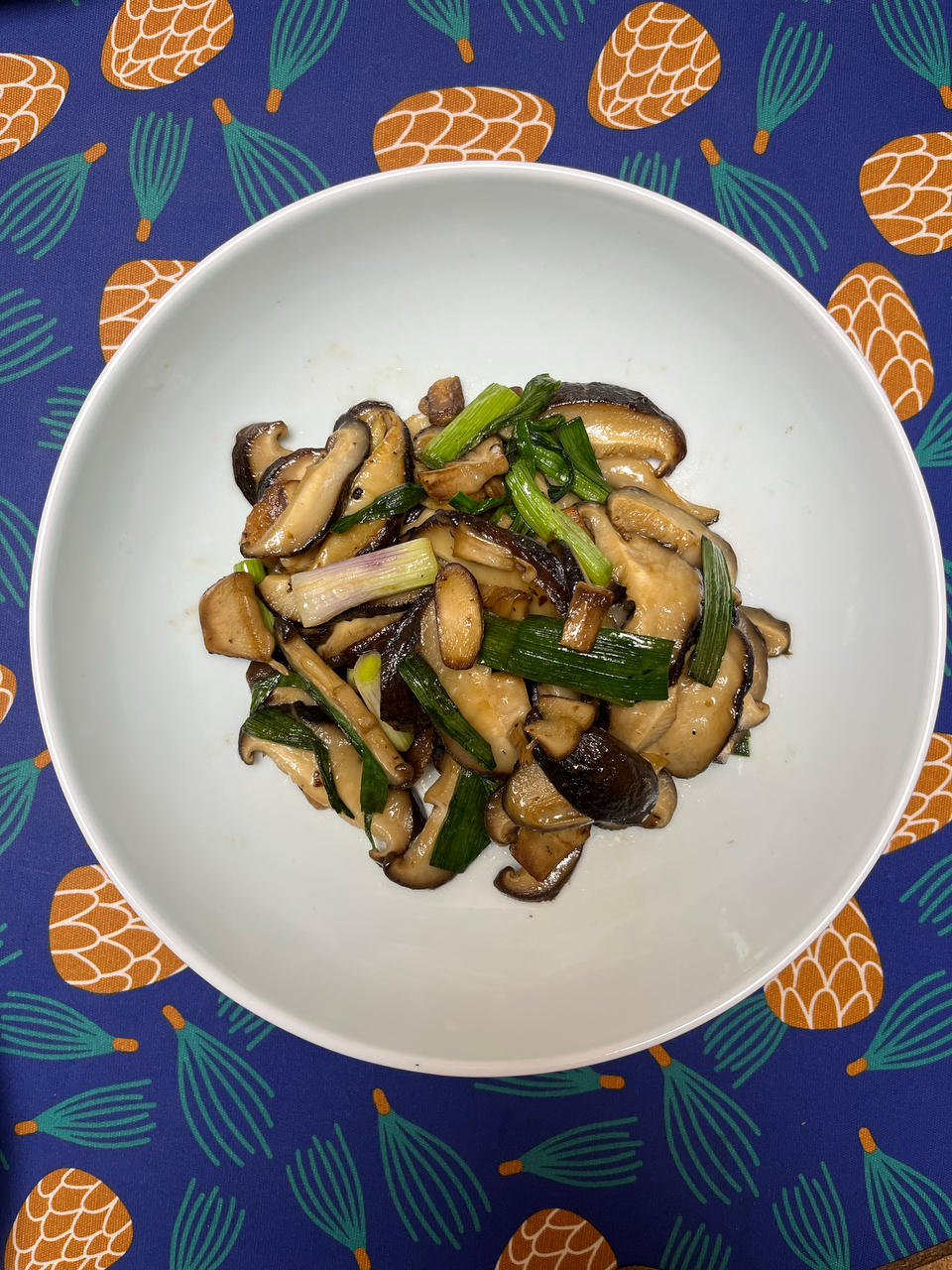 分享一个香菇好吃的做法，不用烧鸡不用炖汤，简单炒一炒，真香