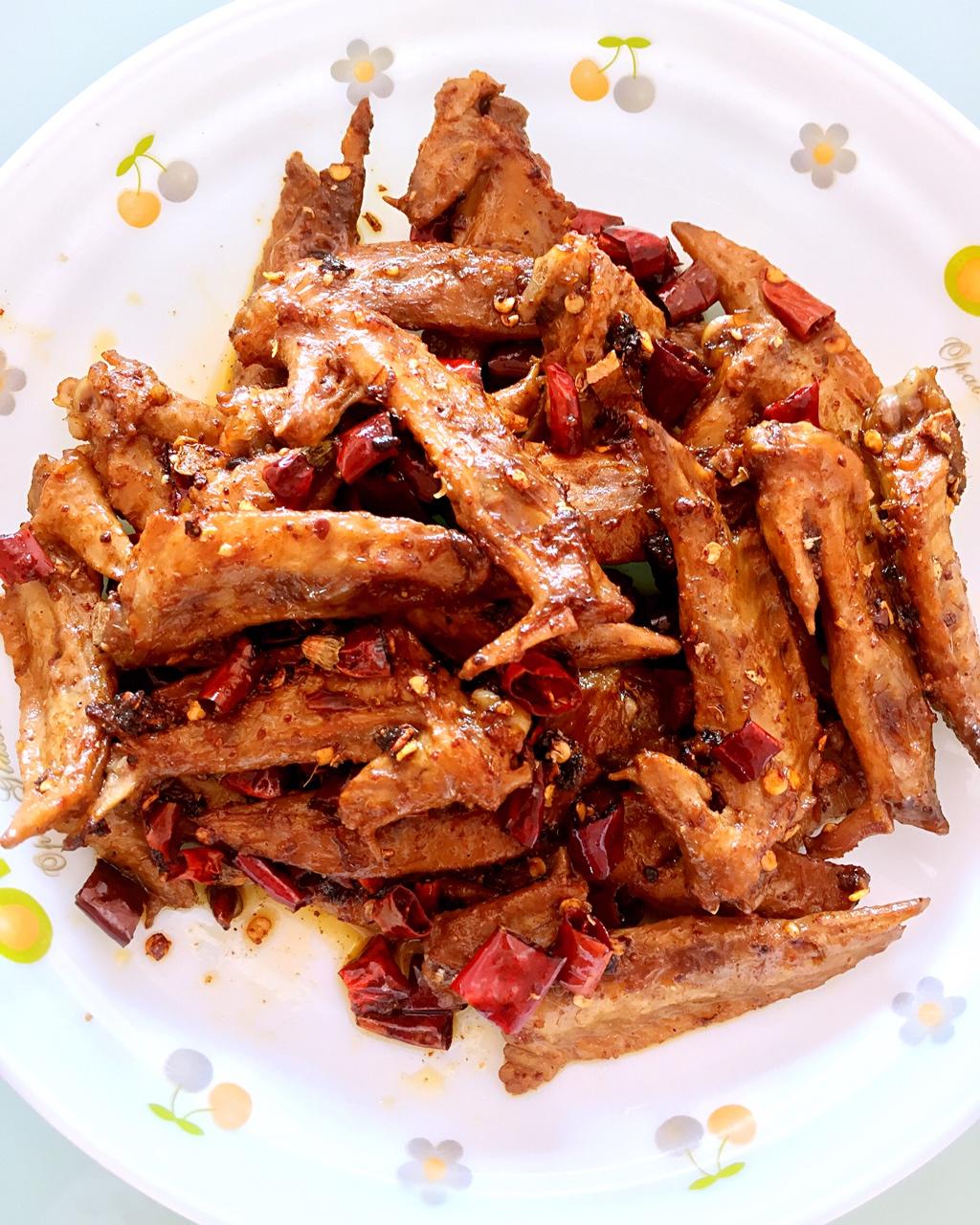 ジ冰雪伊人做的辣卤鸡尖