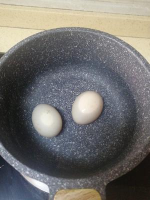 艾叶煲鸡蛋的做法 步骤2