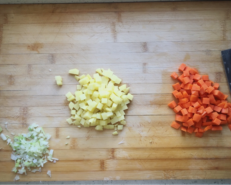 土豆胡萝卜鸡蛋炒饭的做法 步骤1