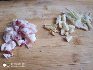 芹菜炒肉的做法 步骤2