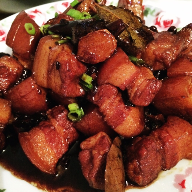 吃着碗里望着锅里的红烧肉